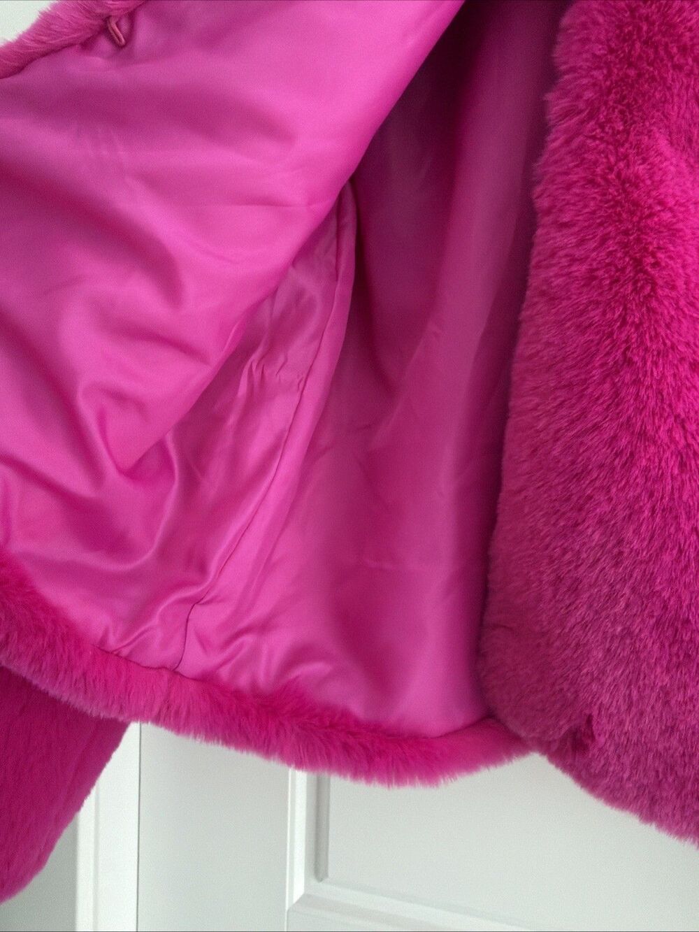 NY & Co Fuscia Faux Fur Cropped Fully Lined Jacket Size M Hook and eye closure - Picture 6 of 8